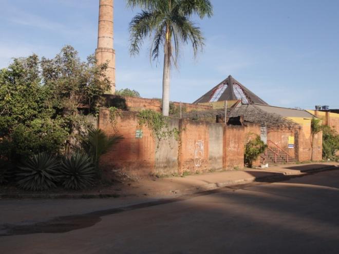 A edificação foi erguida em 1945 para fabricar os tijolos da construção da antiga Acesita e hoje é tombada como patrimônio público 