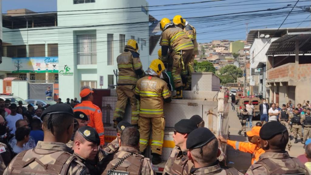 Cortejo saiu do bairro Esperança em um carro do Corpo de Bombeiros Militares 