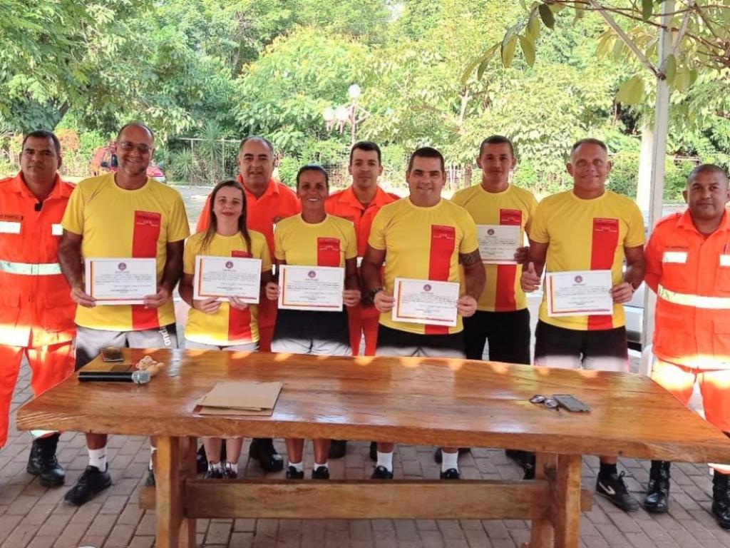 Primeira turma de Instrutores de Guarda-Vidas Civil formados pelo Corpo de Bombeiros Militar de Minas Gerais