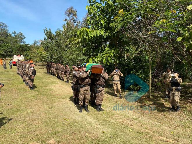 Honras fúnebres foram realizadas durante o sepultamento do soldado Gustavo Arruda 