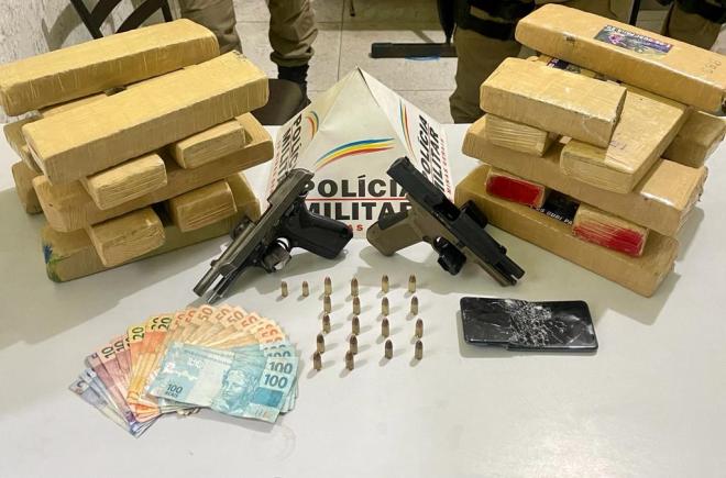 Dois jovens foram presos e são investigados por envolvimento com o tráfico de entorpecentes e porte ilegal de arma de fogo 