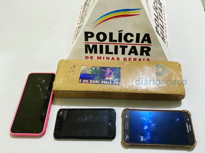 Na barra de maconha apreendida pela PM, há um adesivo com a imagem do Ronaldinho Gaúcho na época que jogava pela equipe do Barcelona, além de folhas da droga e uma frase