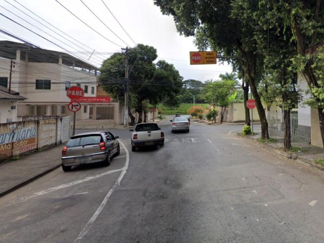 Testemunhas dizem que condutor de carro não obedeceu ao sinal de parada obrigatória na rua Jaspe e atingiu motociclista que descia pela rua Pedras Bonitas
