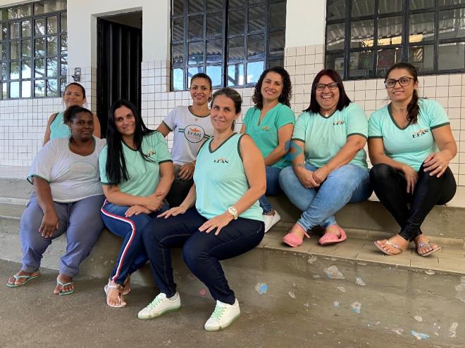Funcionários celebram os 37 anos de atividades do Efan