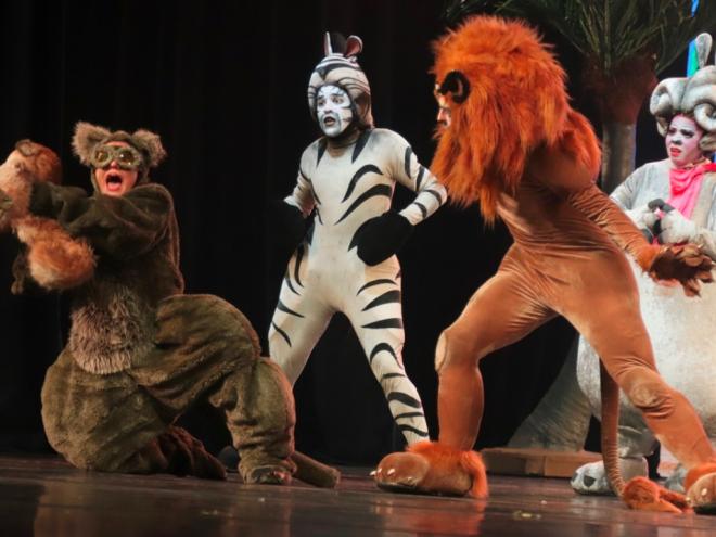 A versão musical brasileira conta as divertidas histórias de quatro animais criados em zoológico de Nova York