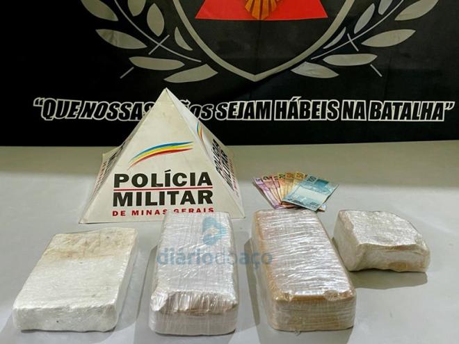 As barras de crack e cocaína estavam em uma bolsa que era transportada no carro abordado pela PM