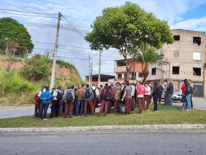 Trabalhadores reunidos no trevo do Distrito Industrial em Ipatinga, próximo à entrada da garagem da Saritur