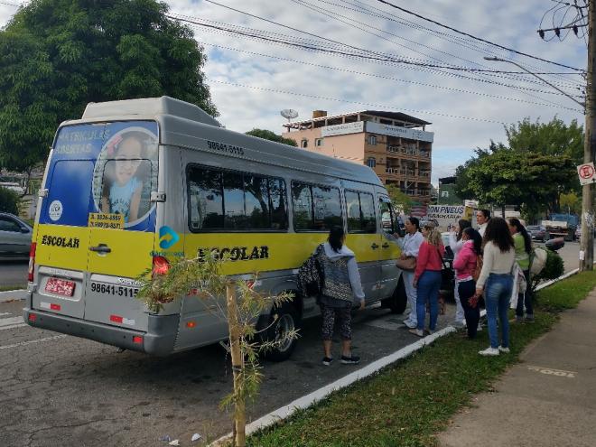 O motorista dessa van cobrou o valor regular da passagem para transportar passageiros do Bethânia para o Bom Retiro