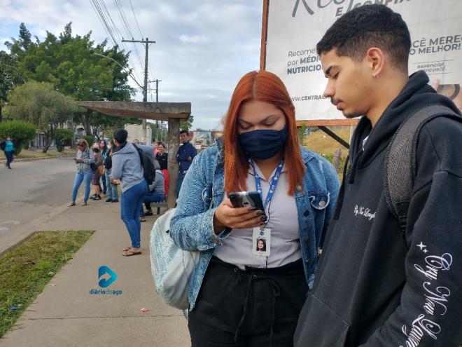 Layla e Gabriel ficaram sabendo da greve ao chegar ao ponto de ônibus, no Bethânia