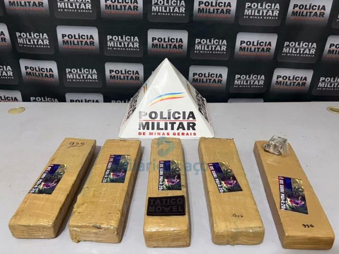 As barras de maconha encontradas em uma caixa de papelão, no banco traseiro do veículo parado pela PM