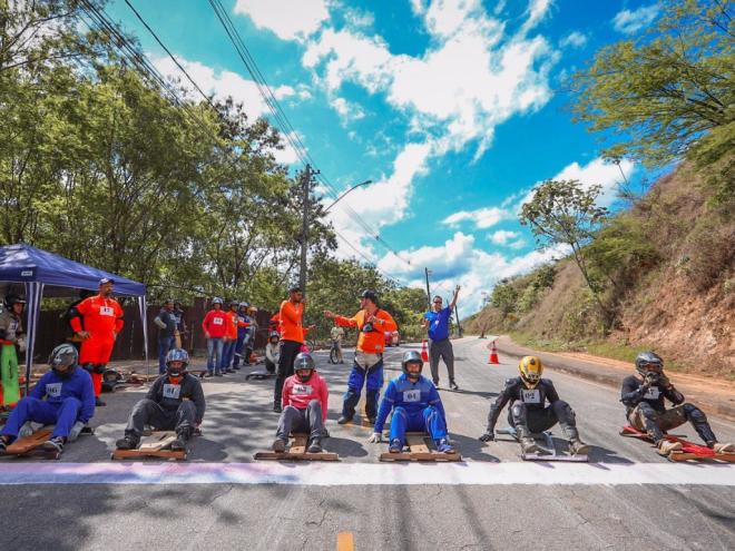 Festival Descida Carrinho de Rolimã de Ipatinga é realizado na Estrada das Lavadeiras