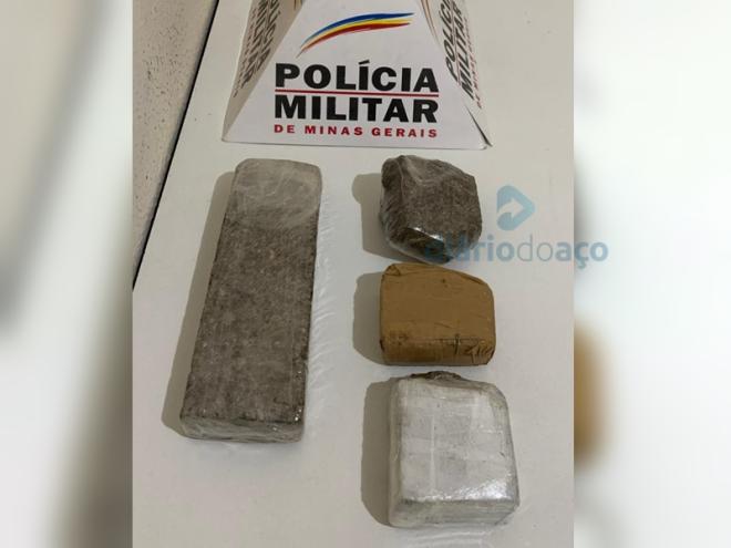 As barras de maconha que foram encontradas escondidas em um matagal na região do bairro Ana Rita 