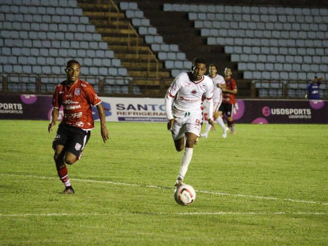 Tigre e Varginha se enfrentaram na noite de hoje, no Ipatingão