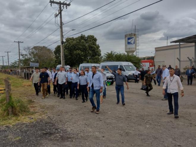 Bolsonaro desembarcou por volta de 14h15 no aeroporto regional e foi em direção aos apoiadores reunidos em frente a entrada do terminal 
