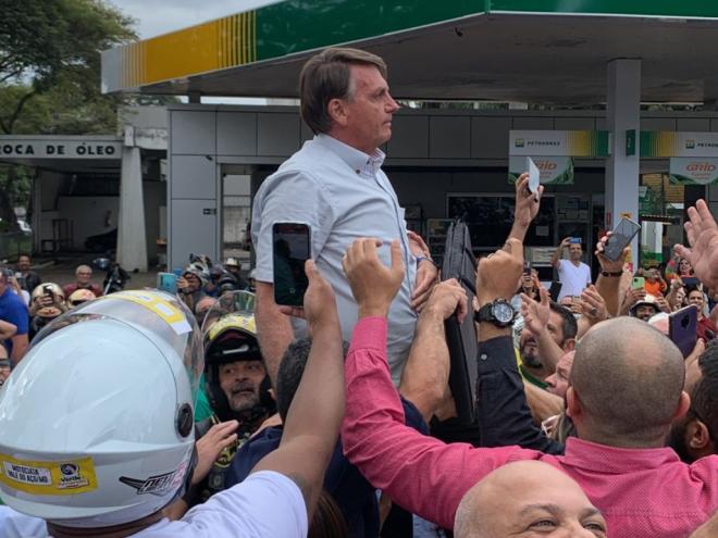 Bolsoaro parou a carreata no trecho urbano da BR-458, em frente a Prefeitura de Ipatinga