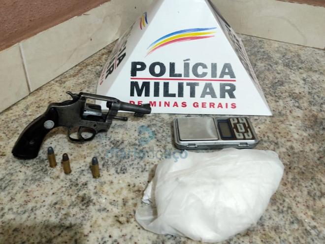 Um revólver de calibre 32, munição e uma barra de cocaína foram apreendidos pela PM