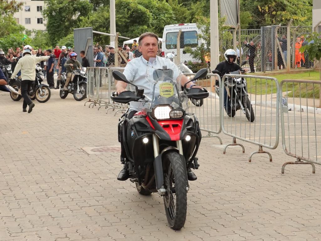 Presidente chegou ao local da entrega de apartamentos depois de participar de motociata que passou por Ipatinga  