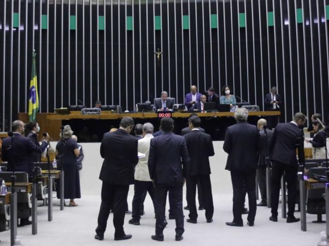 Projeto discutido no Legislativo também limita alíquota para eletricidade e telecomunicações