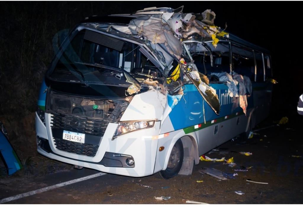 A carreta atingiu a lateral esquerda do ônibus e deixou três mortos e 13 feridos no coletivo 