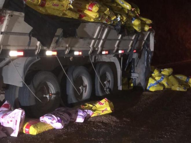 Colisão entre caminhão e ônibus deixa 3 mortos e 13 feridos na MG-129 em Nova Era 