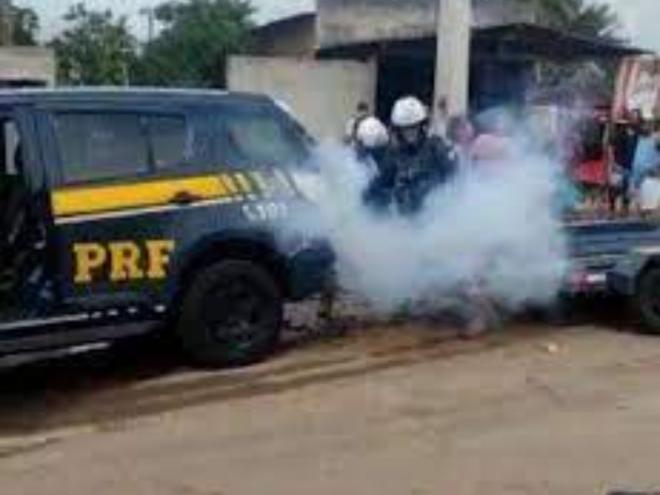 Cenas foram gravadas por populares; o homem preso tinha problemas mentais, mas sem passagens pela polícia 