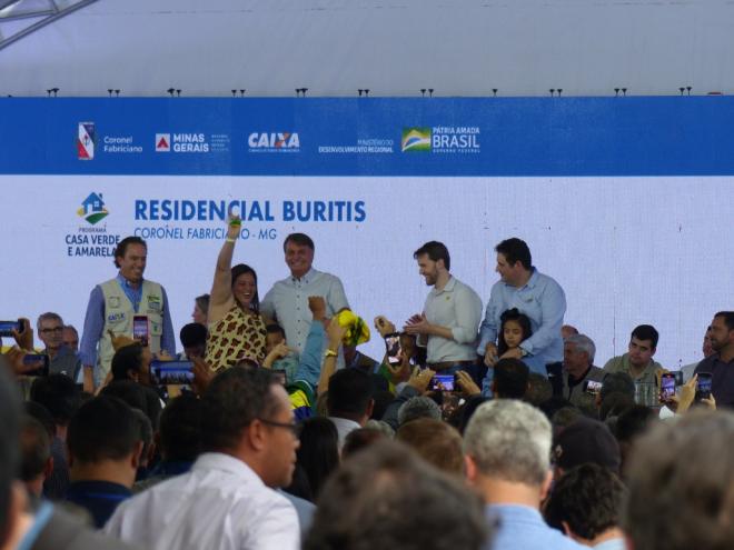 Presidente da Caixa, Bolsonaro, ministro do Desenvolvimento e o prefeito entregaram as chaves das casas