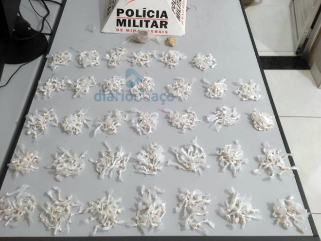 Policiais apreenderam uma sacola contendo 1.020 pedras de crack e ainda duas pedras maiores da mesma droga