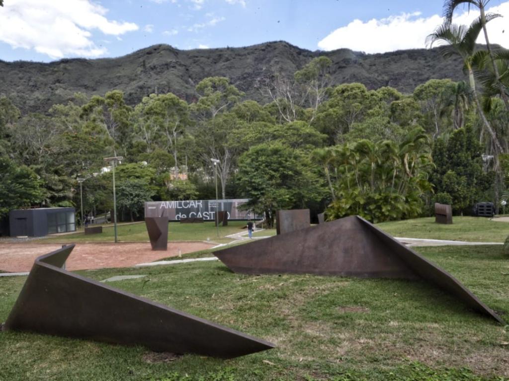 Obras de Amilcar de Castro em espaço aberto: um dos maiores artistas mineiros de todos os tempos