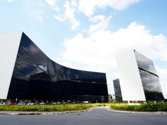 O salário dos servidores reajustado em 10,06% começou a ser pago em maio (folha de abril)