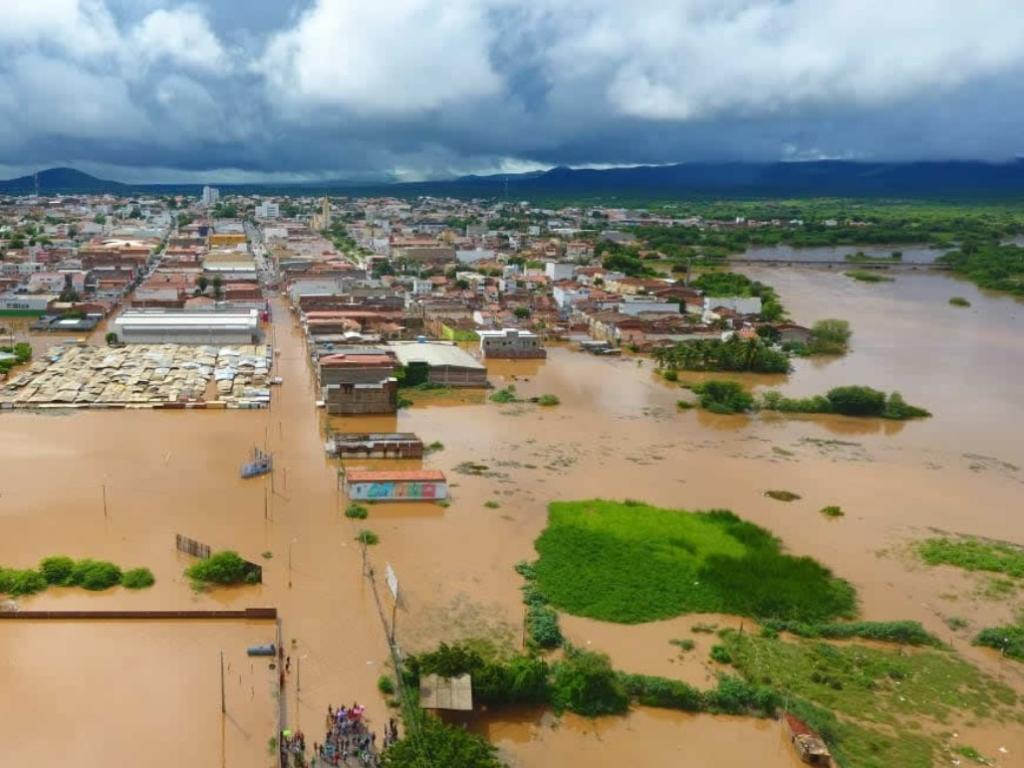 Em nota, o governo de Pernambuco informou que a Central de Operações da Coordenadoria de Defesa Civil do Estado de Pernambuco recebeu dos municípios o registro de pelo menos 516 pessoas desalojadas e 249 desabrigadas