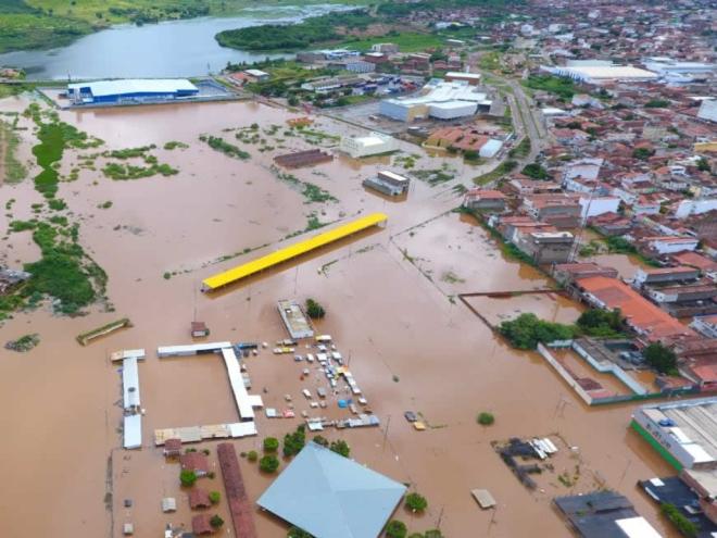 Com a cheia de rios, partes das cidades pernambucanas estão debaixo d'água