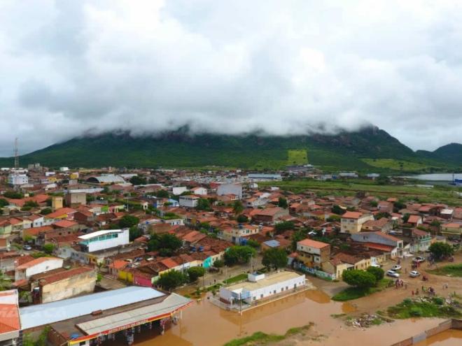 Serra Talhada, no agreste pernambucano, foi atingida pela cheia entre sexta-feira e sábado 