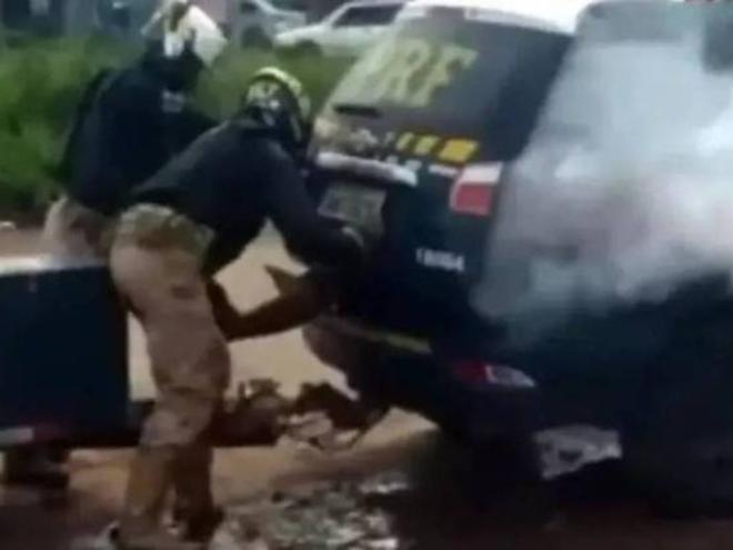 Homem de 38 anos foi abordado por conduzir moto sem capacete, acabou no cofre de uma viatura onde foram jogadas bombas de gás lacrimogênio e de pimenta, morreu por asfixia 