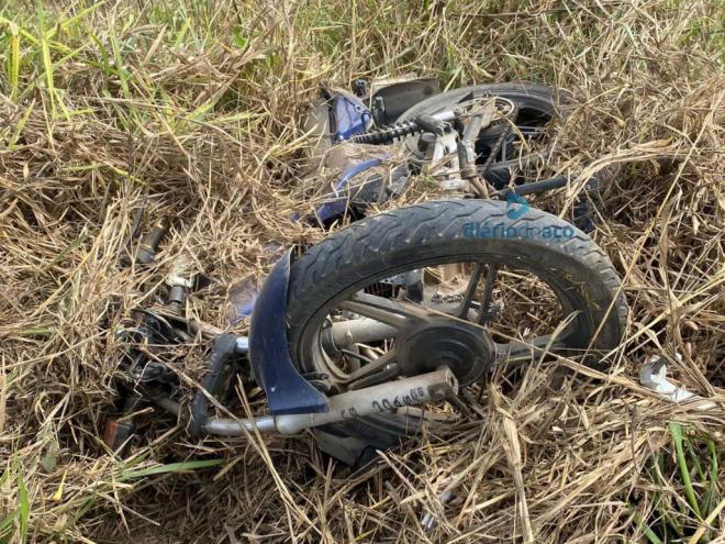 Atingida pelo Ford Ka, conforme testemunhas, a motocicleta ficou destroçada e pai e filha foram lançadas a vários metros e caíram no meio de um pasto 