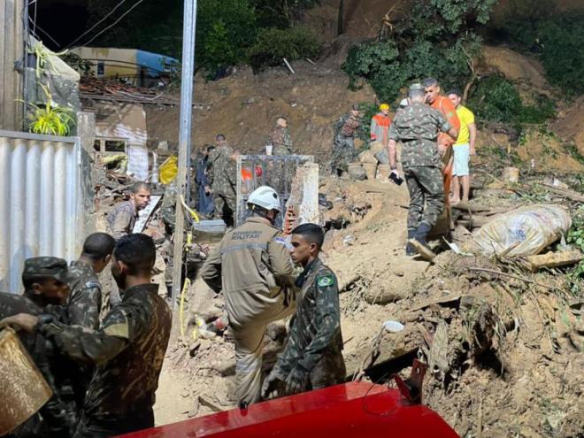 Chuva provoca inundação e deslizamentos em Recife desde quarta-feira (25) e ajuda nacional chegou no fim de semana para integrar esforço de atendimento aos atingidos  