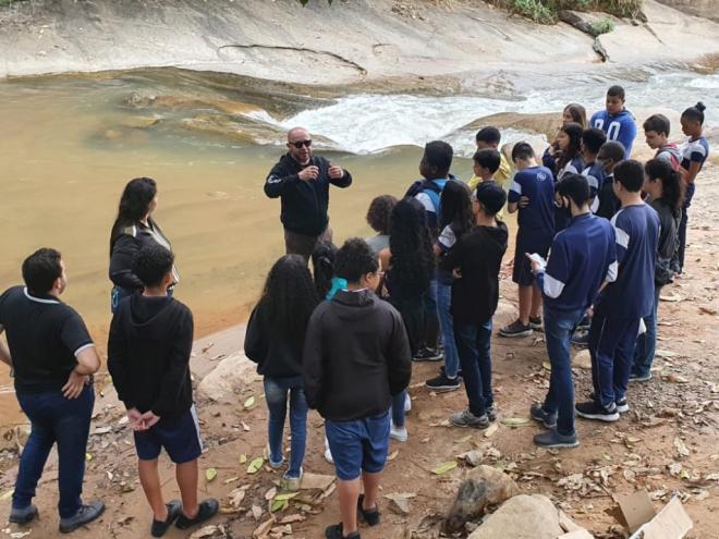 Primeira parada da visita foi realizada na Cachoeira das Pedras