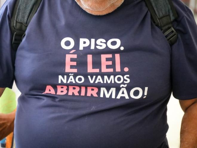 Professores da rede estadual de ensino vão à Cidade Administrativa cobrar do governo estadual o pagamento do piso salarial da categoria 