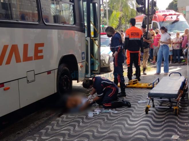 Uma equipe do SAMU prestou o primeiro atendimento à vítima encaminhada gravemente ferida ao hospital; no meio da tarde, a vítima não resistiu 