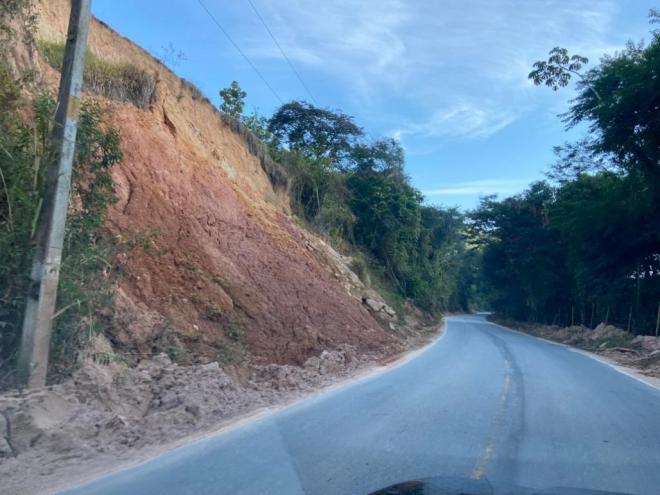 Vários trechos da MG-320 apresentam deslizamentos de encostas e precisam ser reparados
