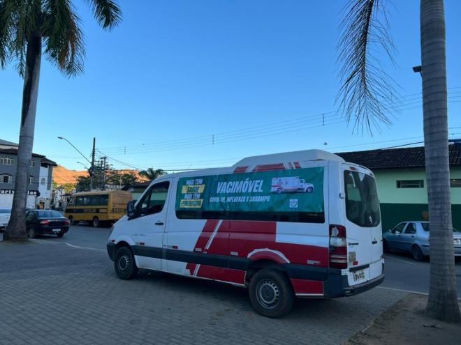 A Secretaria de Saúde do município implantou o Vacimóvel, que tem locais específicos e horário diferenciado