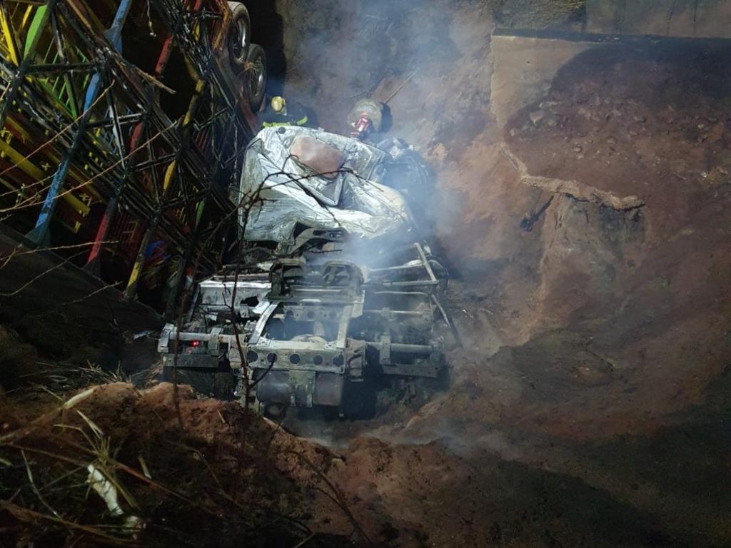 Somente no começo da manhã de hoje os dois corpos nos destroços da cabine foram resgatados