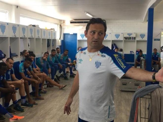 O ídolo do Avaí chegou a atuar como técnico interino e efetivo do clube por 40 jogos 