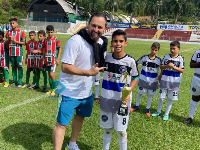 Evando Camillato saiu da escolinha do Acesita para marcar seu nome como um atacante eficiente; atualmente, constrói a carreira de treinador