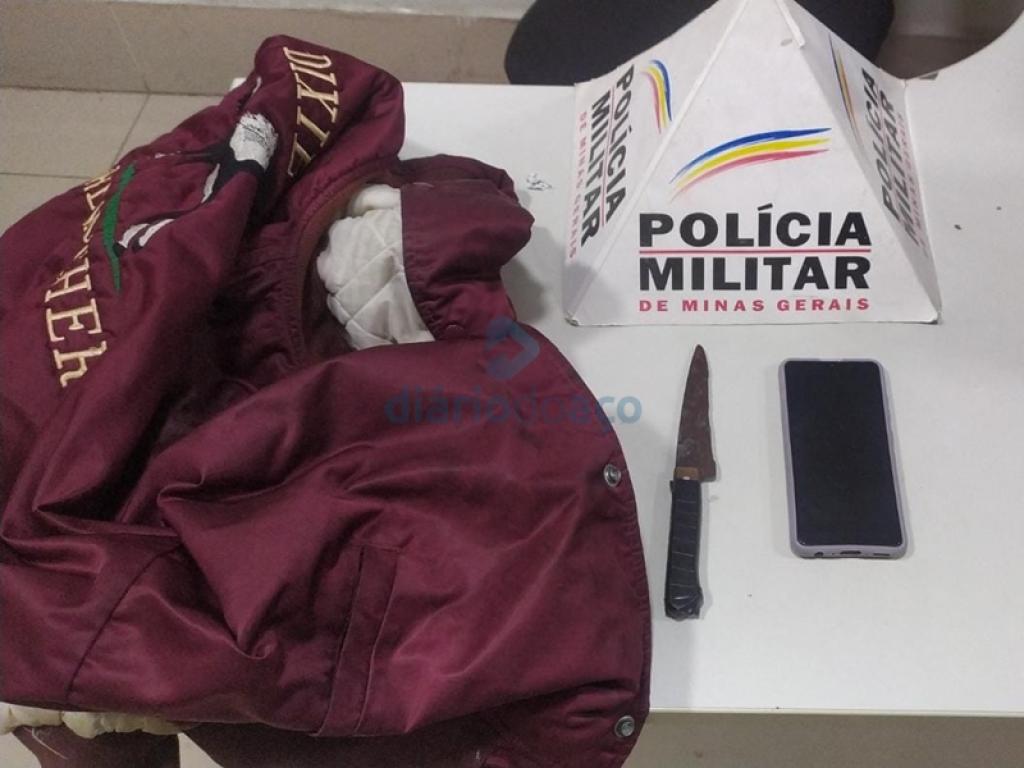 Os objetos apreendidos, o blusão e a faca usados pelo assaltante, além do celular roubado da vítima