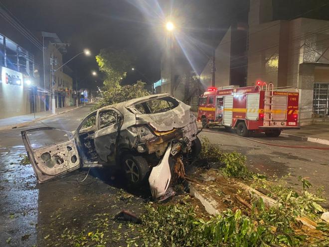 Acidente aconteceu na madrugada de hoje, na avenida Magalhães Pinto, em Coronel Fabriciano, e motorista foi resgatado por pessoas que estavam nas proximidades e correram para o local