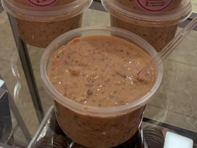 Para fazer esse canjicão, a confeitaria utiliza seis tipos de leite; e o dono da loja conta que sentiu o peso do aumento no preço dos ingredientes