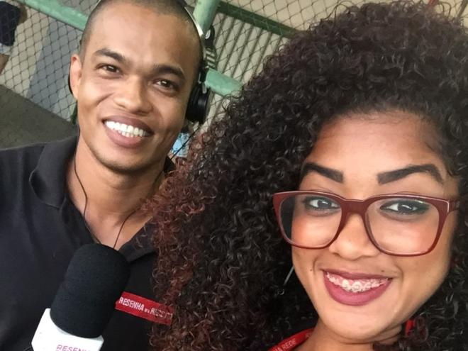 O casal de jornalistas Emily e Osvaldo se conheceram ainda na faculdade e hoje vivem uma história de amor e parceria