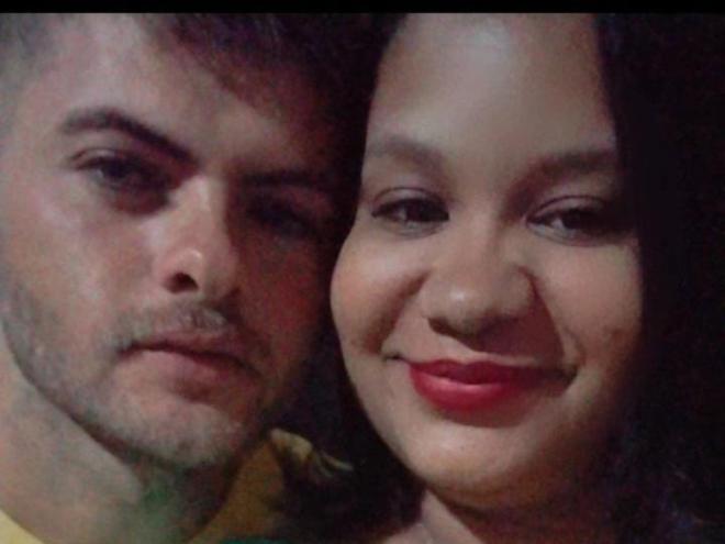 Juliana e  Adesio se conheceram na escola de forma inesperada e hoje têm um filho