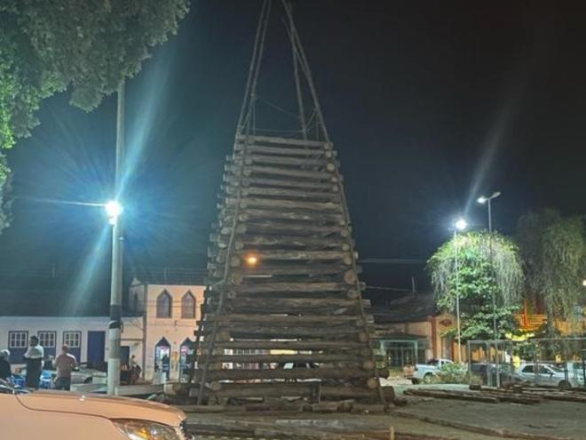 A tradicional queima da fogueira ocorrerá no dia 18 (sábado), às 22h30, na praça central de Mesquita