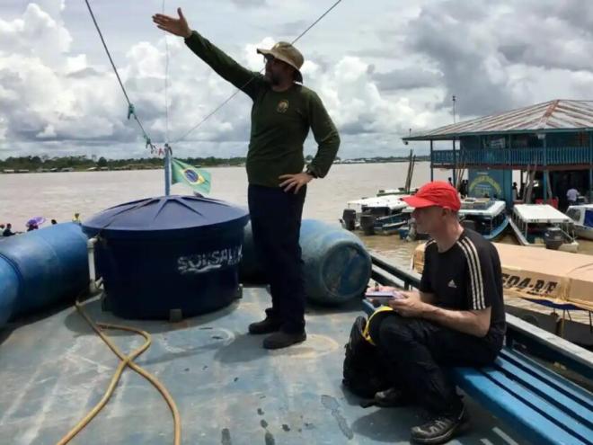 Bruno (em pé) e Dom, faziam incursão na Amazônia desde 2018, desapareceram dia 5/6 e seus corpos foram encontrados neste domingo (12)